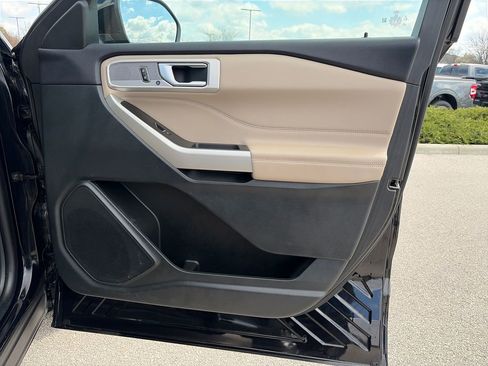 Used 2024 Ford Explorer XLT w/ Equipment Group 202A image 9