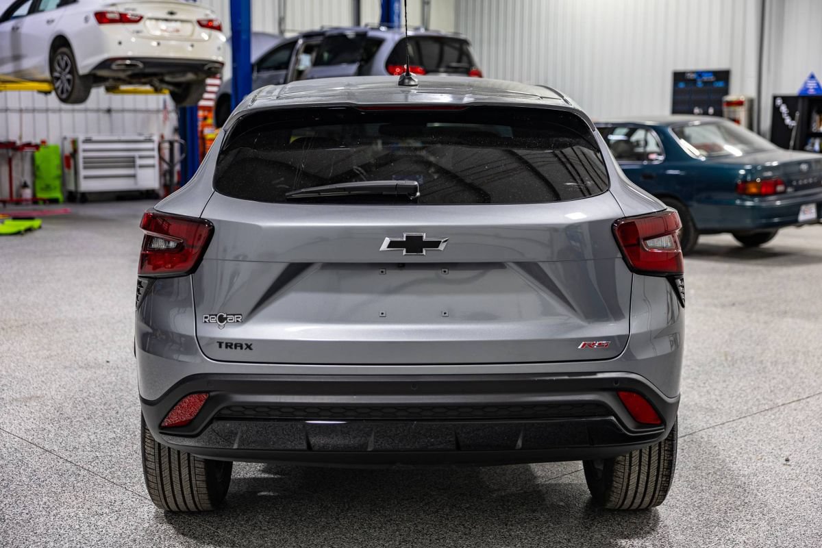 Used 2025 Chevrolet Trax RS w/ Driver Confidence Package FWD image 3