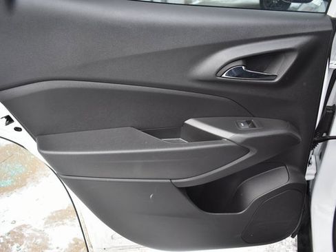 Used 2025 Chevrolet Trax LT w/ LT Convenience Package image 34