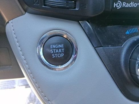 Used 2018 Toyota RAV4 XLE AWD/4WD image 19