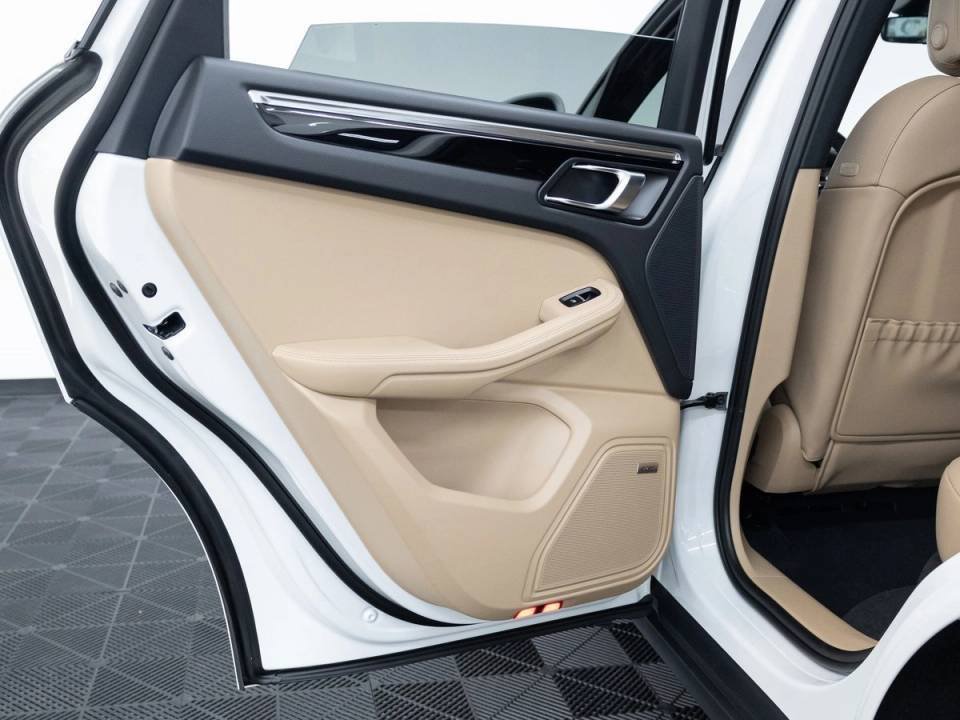 Certified 2026 Porsche Macan AWD/4WD image 16