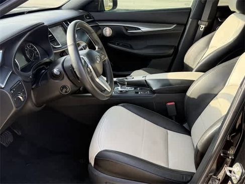 Used 2023 INFINITI QX55 Essential image 10