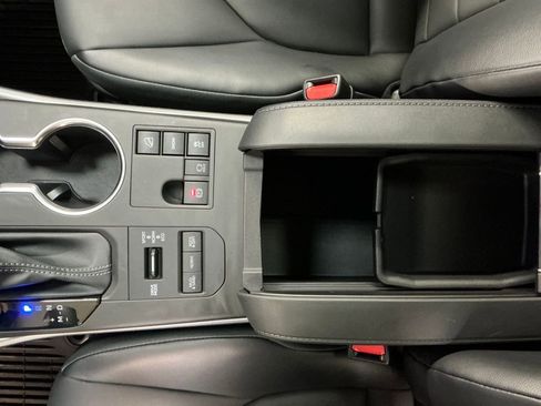 Used 2023 Toyota Highlander XLE image 24