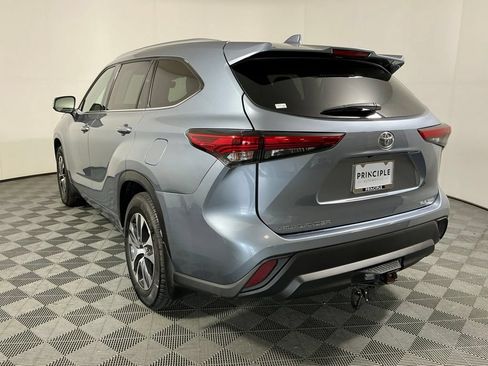Used 2021 Toyota Highlander XLE AWD/4WD image 7
