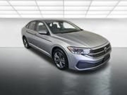 Used 2024 Volkswagen Jetta SE FWD image 3
