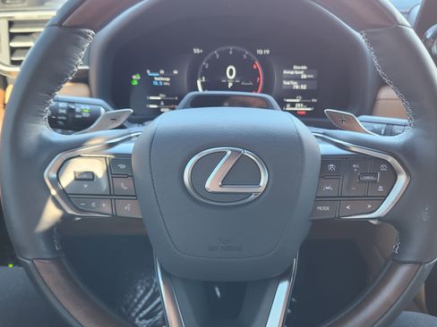 Used 2025 Lexus LX 600 4WD w/ Luxury Package image 7