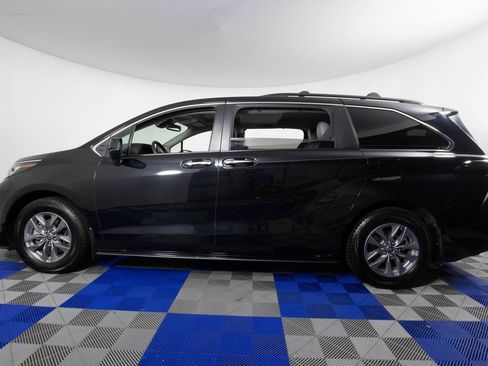 Used 2023 Toyota Sienna XLE image 8