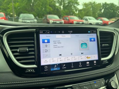 Used 2025 Chrysler Pacifica Limited FWD image 11