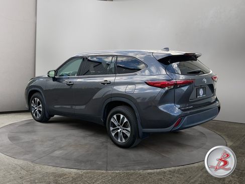 Used 2022 Toyota Highlander XLE AWD/4WD image 5