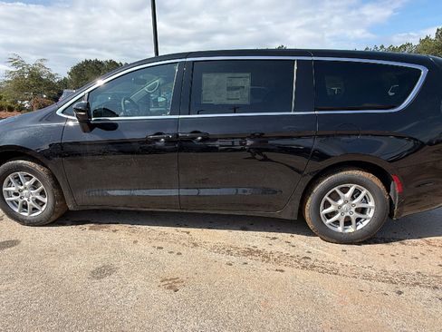 New 2026 Chrysler Pacifica Select image 11