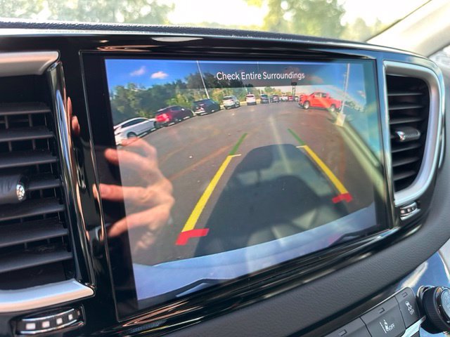 Used 2024 Chrysler Pacifica Touring-L FWD image 19