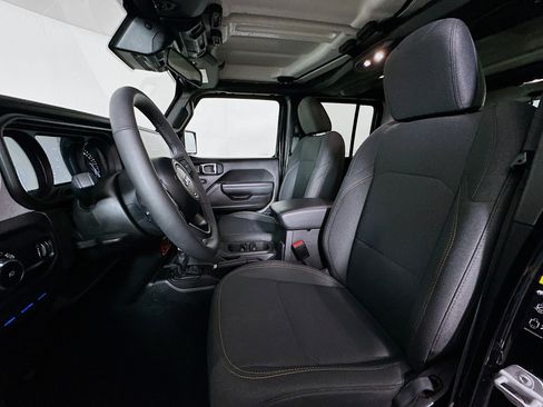Used 2025 Jeep Wrangler Willys AWD/4WD image 13