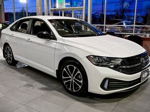 Used 2024 Volkswagen Jetta Sport image 3