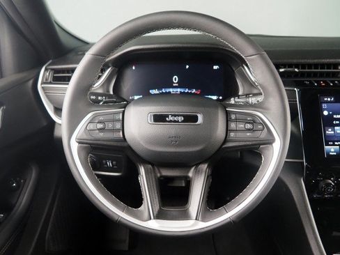 Used 2025 Jeep Grand Cherokee Altitude RWD image 16