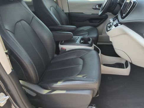 Used 2022 Chrysler Pacifica Touring-L AWD/4WD image 22