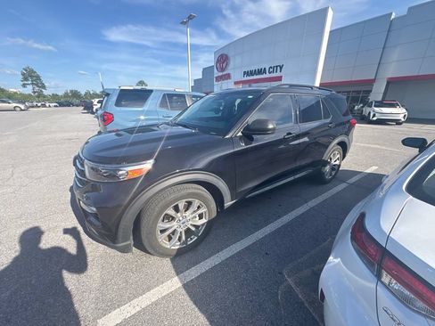 Used 2024 Ford Explorer XLT w/ Equipment Group 202A RWD image 4