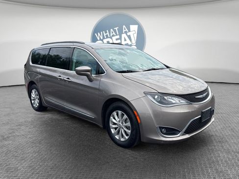 Used 2017 Chrysler Pacifica Touring-L FWD image 1