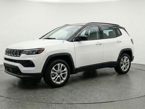Used 2025 Jeep Compass Latitude AWD/4WD image 3