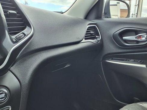 Used 2019 Jeep Cherokee Limited image 22