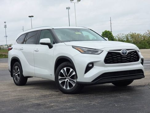 Used 2023 Toyota Highlander XLE AWD/4WD image 2
