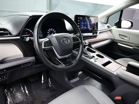 Used 2024 Toyota Sienna XLE FWD image 13