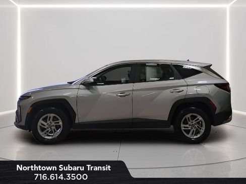 Used 2025 Hyundai Tucson SE AWD/4WD image 2