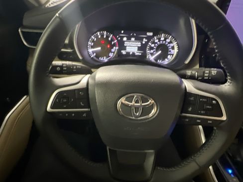 Used 2024 Toyota Highlander XLE FWD image 18