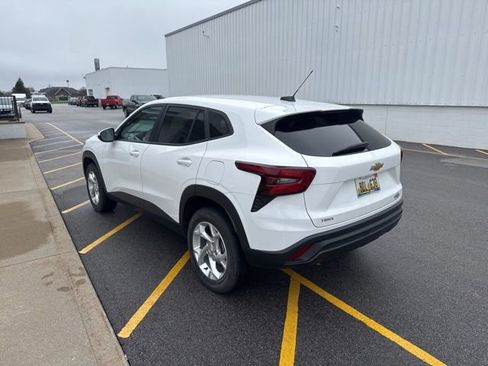 Used 2024 Chevrolet Trax LS w/ LS Convenience Package image 7