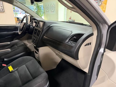 Used 2019 Dodge Grand Caravan SE image 28