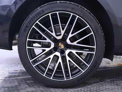 Used 2026 Porsche Macan AWD/4WD image 13