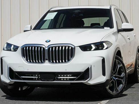 Used 2024 BMW X5 xDrive40i w/ Parking Assistance Package AWD/4WD image 3