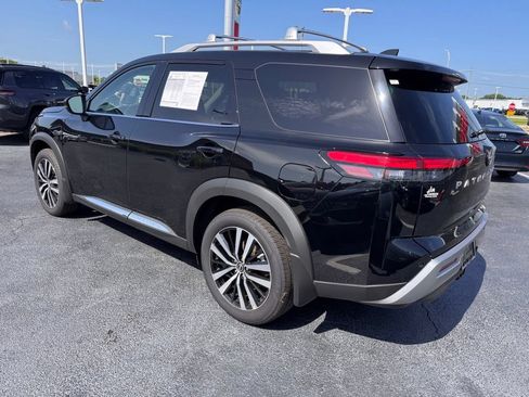 Used 2025 Nissan Pathfinder Platinum FWD image 3