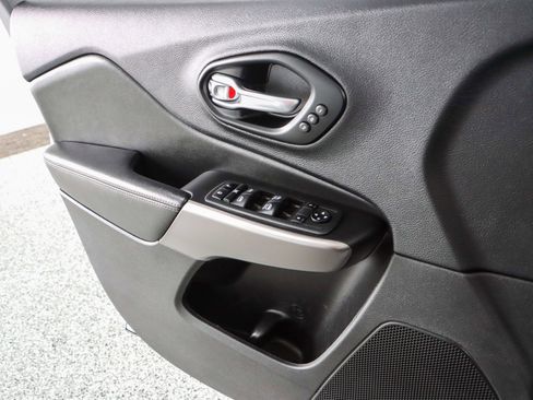 Used 2021 Jeep Cherokee Limited image 22