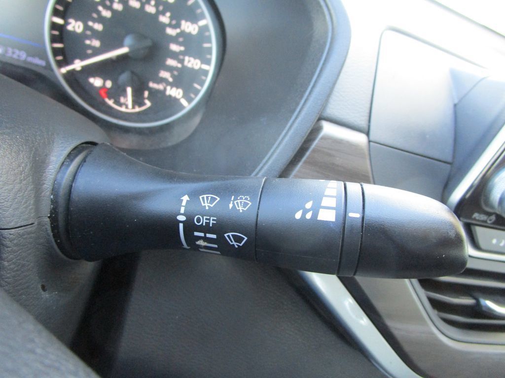 Used 2025 Nissan Altima 2.5 SV FWD image 32