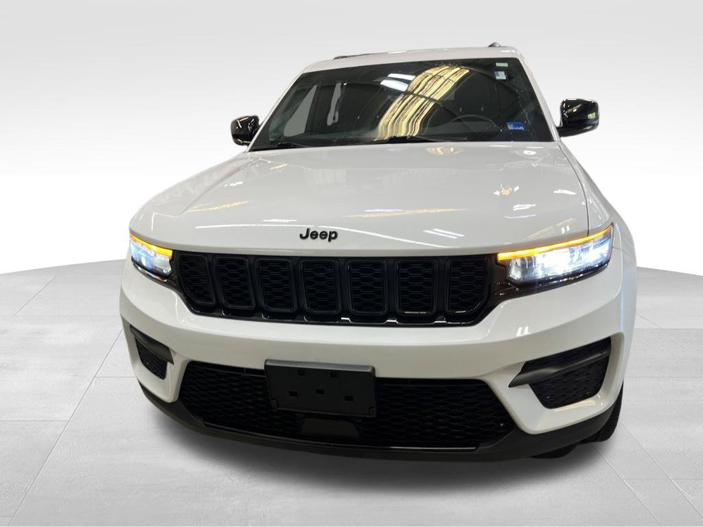 Used 2023 Jeep Grand Cherokee Altitude AWD/4WD image 9