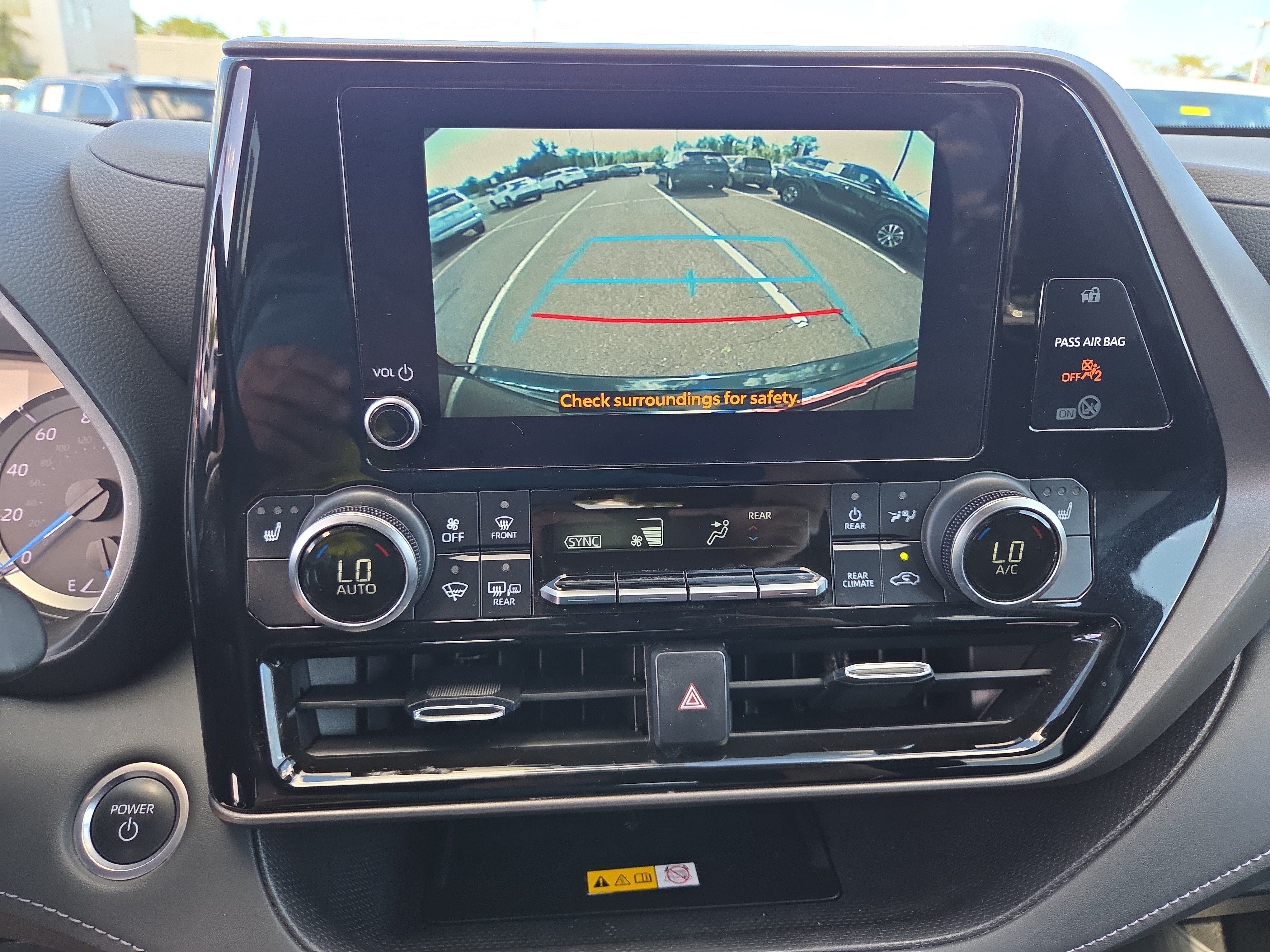 Used 2024 Toyota Highlander XLE AWD/4WD image 25