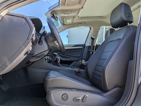 Used 2023 Volkswagen Jetta SE image 2