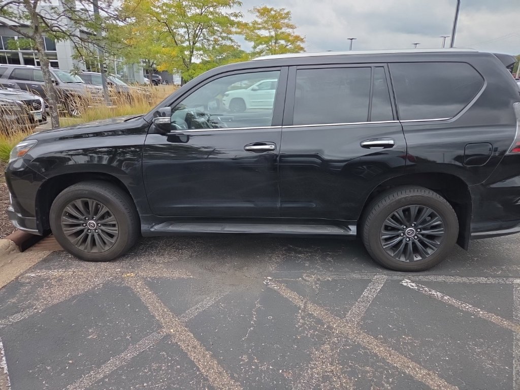 Used 2023 Lexus GX 460 Premium w/ Accessory Package AWD/4WD image 3