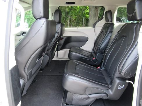 Certified 2023 Chrysler Pacifica Touring-L FWD image 33