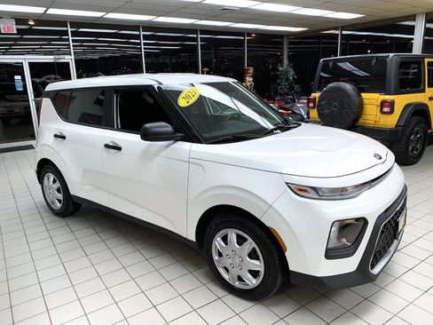 Used 2021 Kia Soul LX image 3