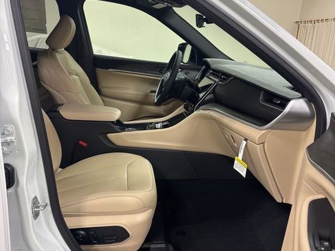 New 2025 Jeep Grand Cherokee L Limited image 30