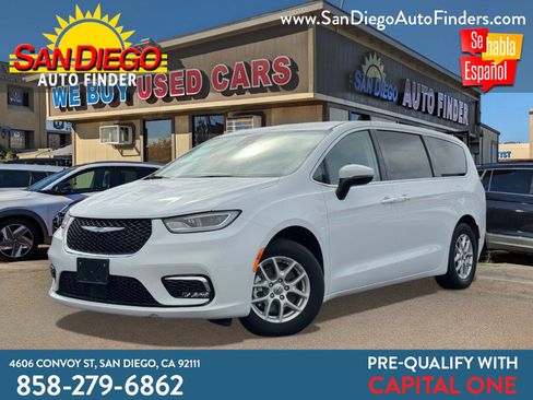 Used 2023 Chrysler Pacifica Touring-L image 1