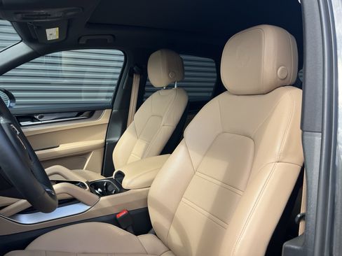 Certified 2025 Porsche Cayenne image 5