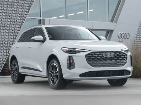 Certified 2025 Audi Q5 Premium Plus w/ Premium Plus image 1