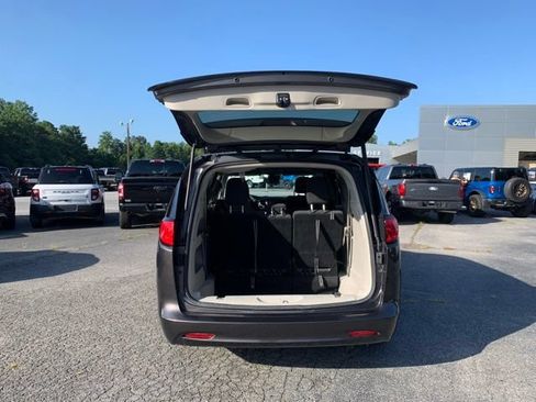Used 2023 Chrysler Voyager LX FWD image 8