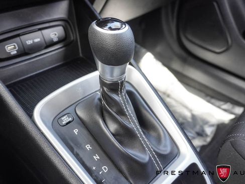 Used 2024 Hyundai Venue SE FWD image 27
