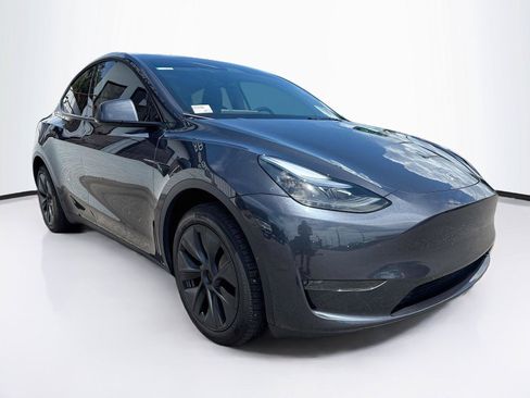 Used 2025 Tesla Model Y Long Range RWD image 7