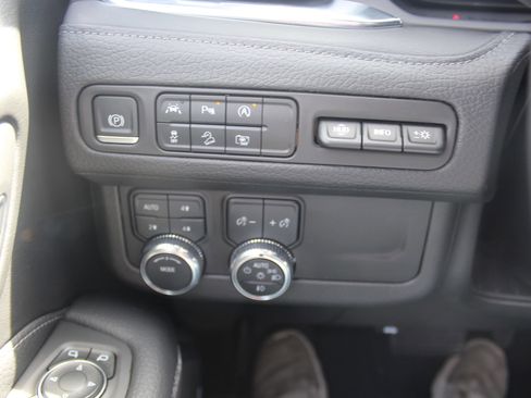 Used 2023 GMC Yukon XL Denali AWD/4WD image 10