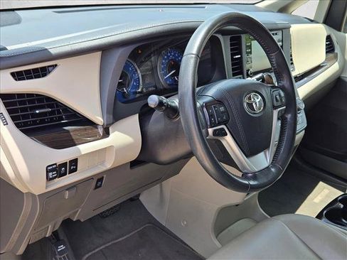 Used 2019 Toyota Sienna XLE w/ XLE Navigation Package FWD image 7
