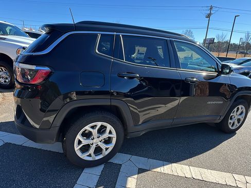 Used 2024 Jeep Compass Latitude image 8